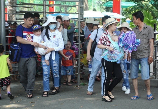 Chơi nốt ngày nghỉ cuối, dân Sài Gòn đổ về Thảo Cầm Viên - ảnh 4