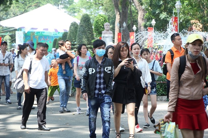 Chơi nốt ngày nghỉ cuối, dân Sài Gòn đổ về Thảo Cầm Viên - ảnh 5