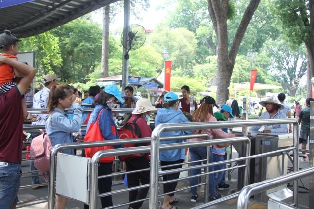 Chơi nốt ngày nghỉ cuối, dân Sài Gòn đổ về Thảo Cầm Viên - ảnh 2