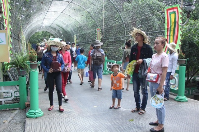 Chơi nốt ngày nghỉ cuối, dân Sài Gòn đổ về Thảo Cầm Viên - ảnh 7