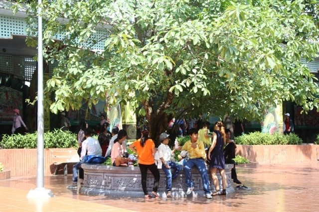 Chơi nốt ngày nghỉ cuối, dân Sài Gòn đổ về Thảo Cầm Viên - ảnh 12