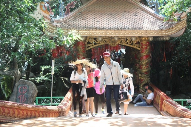 Chơi nốt ngày nghỉ cuối, dân Sài Gòn đổ về Thảo Cầm Viên - ảnh 13