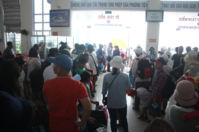 Hơn 2.200 hành khách mắc kẹt ở đảo Lý Sơn vào bờ an toàn - ảnh 1