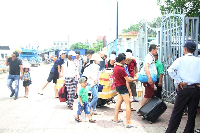 Hơn 2.200 hành khách mắc kẹt ở đảo Lý Sơn vào bờ an toàn - ảnh 3