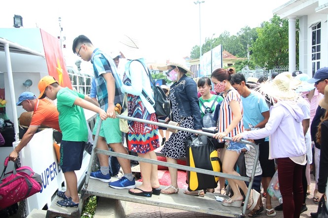 Hơn 2.200 hành khách mắc kẹt ở đảo Lý Sơn vào bờ an toàn - ảnh 8