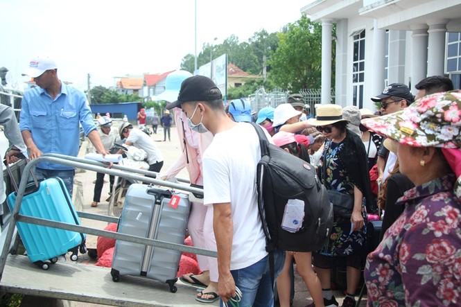 Hơn 2.200 hành khách mắc kẹt ở đảo Lý Sơn vào bờ an toàn - ảnh 10