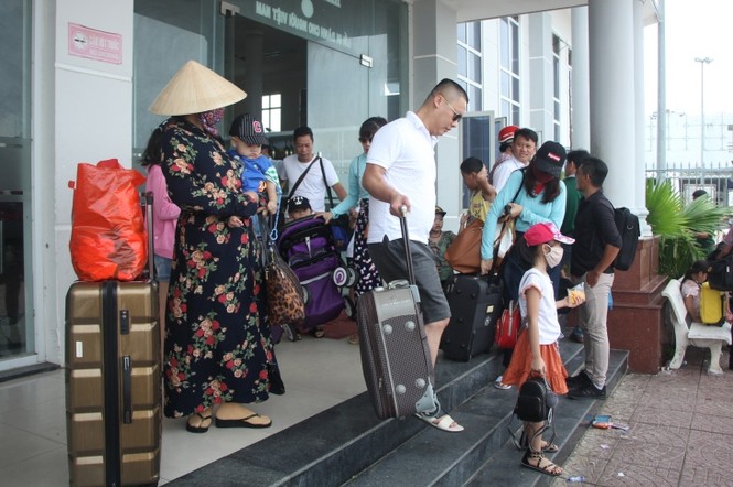 Hơn 2.200 hành khách mắc kẹt ở đảo Lý Sơn vào bờ an toàn - ảnh 11