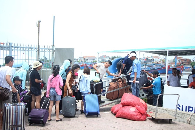Hơn 2.200 hành khách mắc kẹt ở đảo Lý Sơn vào bờ an toàn - ảnh 13
