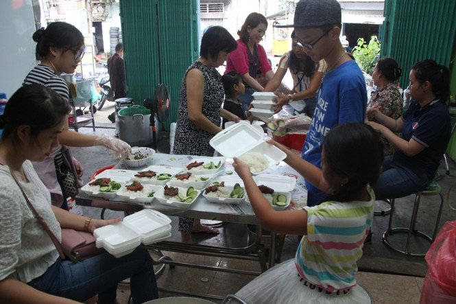 600 phần cơm, cháo nghĩa tình dành tặng người lao động nghèo - ảnh 1