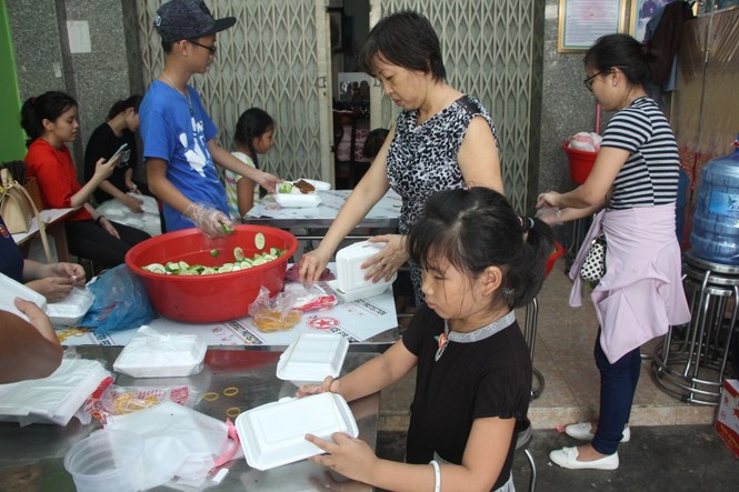 600 phần cơm, cháo nghĩa tình dành tặng người lao động nghèo - ảnh 2