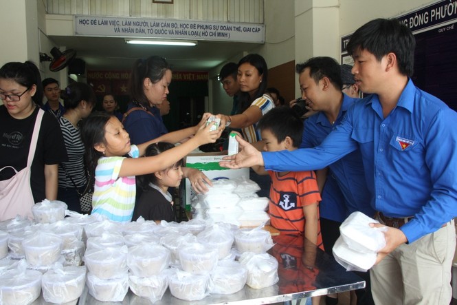 600 phần cơm, cháo nghĩa tình dành tặng người lao động nghèo - ảnh 6