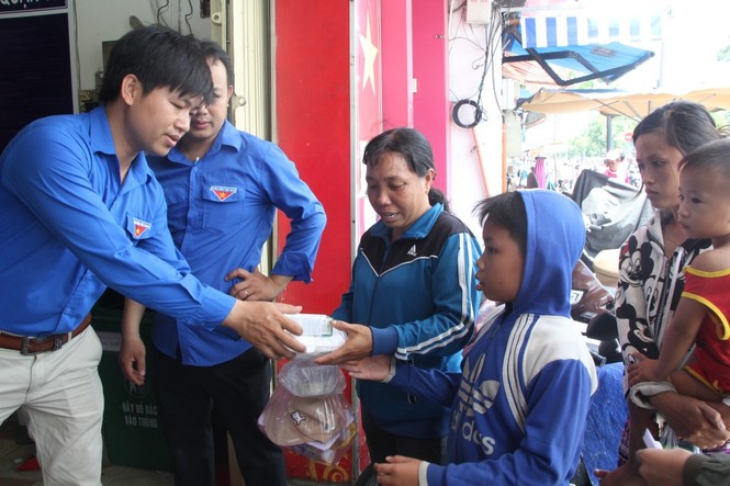 600 phần cơm, cháo nghĩa tình dành tặng người lao động nghèo - ảnh 4