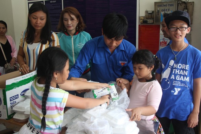 600 phần cơm, cháo nghĩa tình dành tặng người lao động nghèo - ảnh 8