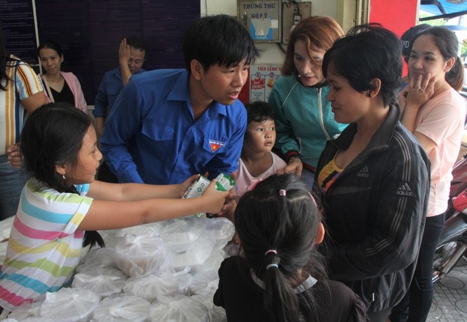 600 phần cơm, cháo nghĩa tình dành tặng người lao động nghèo - ảnh 9