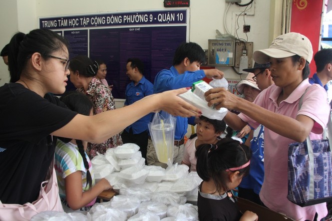 600 phần cơm, cháo nghĩa tình dành tặng người lao động nghèo - ảnh 7
