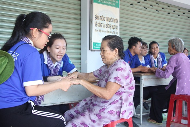Xúc động sinh viên trường Y chăm sóc sức khoẻ cho người cao tuổi - ảnh 1