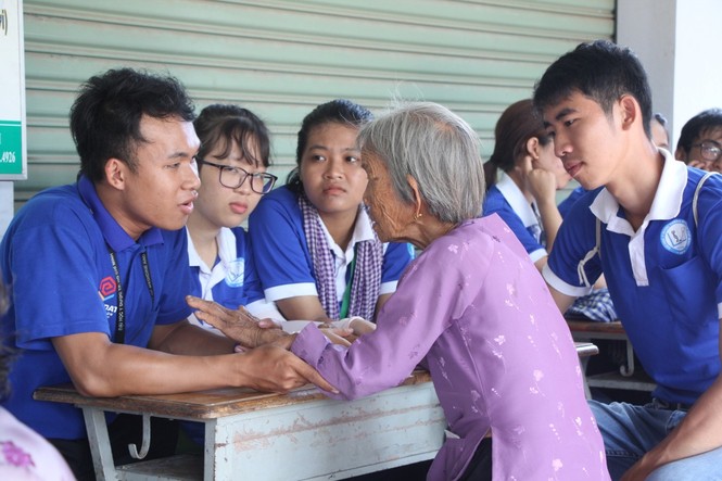Xúc động sinh viên trường Y chăm sóc sức khoẻ cho người cao tuổi - ảnh 2