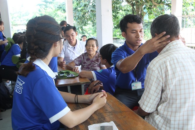 Xúc động sinh viên trường Y chăm sóc sức khoẻ cho người cao tuổi - ảnh 3