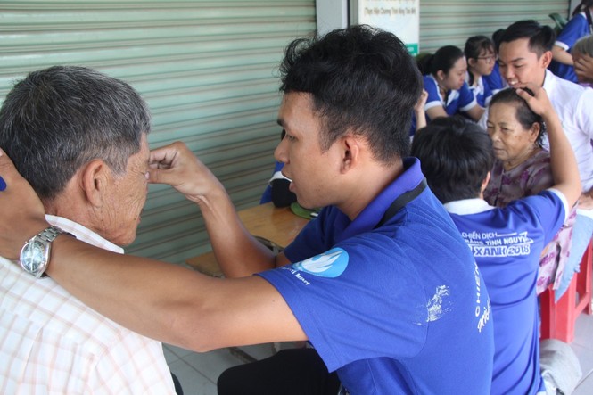 Xúc động sinh viên trường Y chăm sóc sức khoẻ cho người cao tuổi - ảnh 4