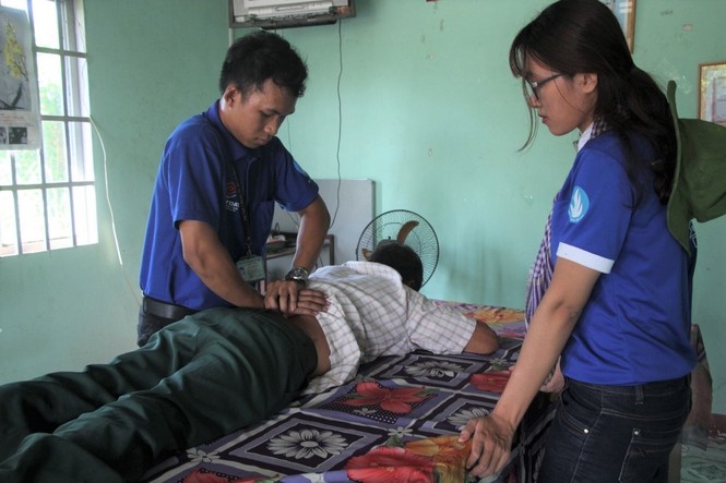 Xúc động sinh viên trường Y chăm sóc sức khoẻ cho người cao tuổi - ảnh 5