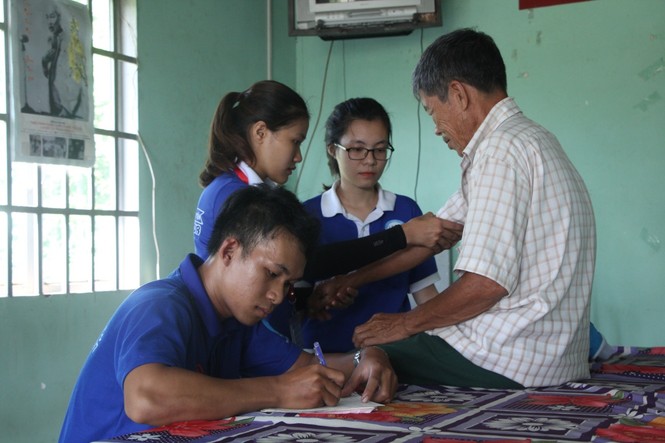 Xúc động sinh viên trường Y chăm sóc sức khoẻ cho người cao tuổi - ảnh 6