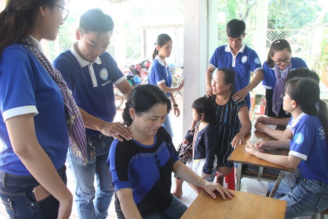 Xúc động sinh viên trường Y chăm sóc sức khoẻ cho người cao tuổi - ảnh 7