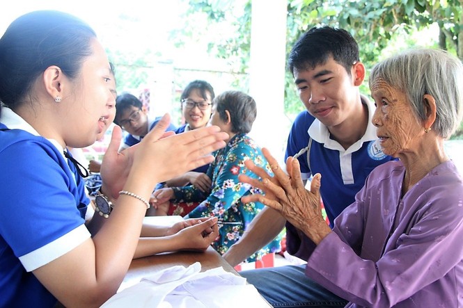 Xúc động sinh viên trường Y chăm sóc sức khoẻ cho người cao tuổi - ảnh 8