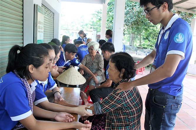 Xúc động sinh viên trường Y chăm sóc sức khoẻ cho người cao tuổi - ảnh 9