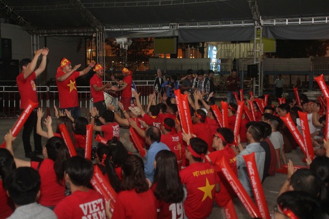 Ngợp trong sắc đỏ CĐV 'truyền lửa' cho Olympic Việt Nam - ảnh 3
