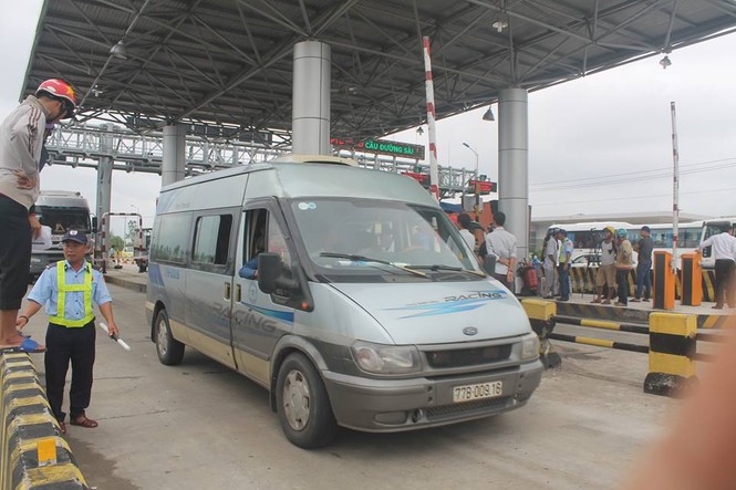 Trạm thu phí BoT thất thủ - ảnh 4