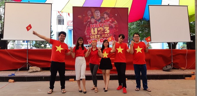Sinh viên TPHCM háo hức trước giờ bóng lăn - ảnh 2