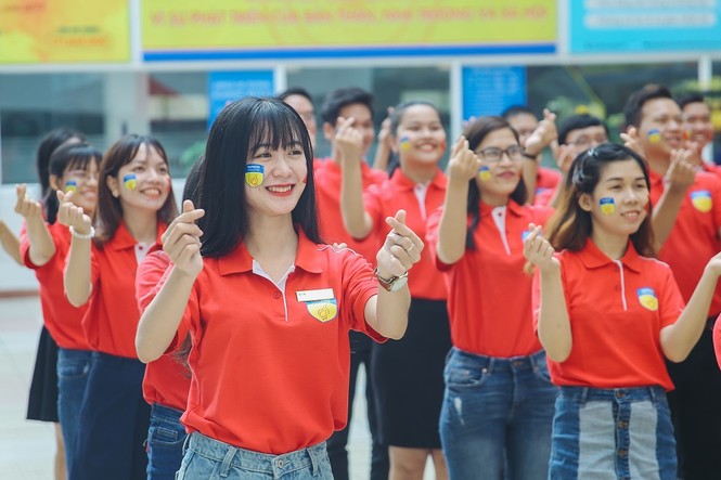 Sinh viên TPHCM háo hức trước giờ bóng lăn - ảnh 5