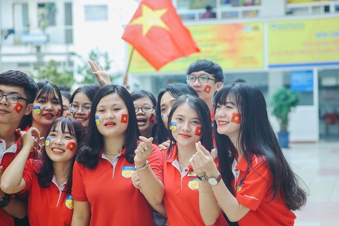 Sinh viên TPHCM háo hức trước giờ bóng lăn - ảnh 1