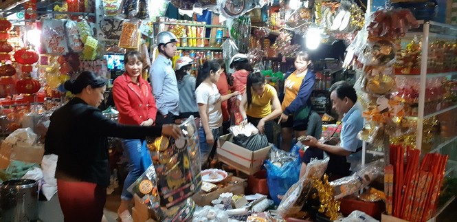 Nhộn nhịp chợ vàng mã chuẩn bị đưa ông táo về trời - ảnh 1