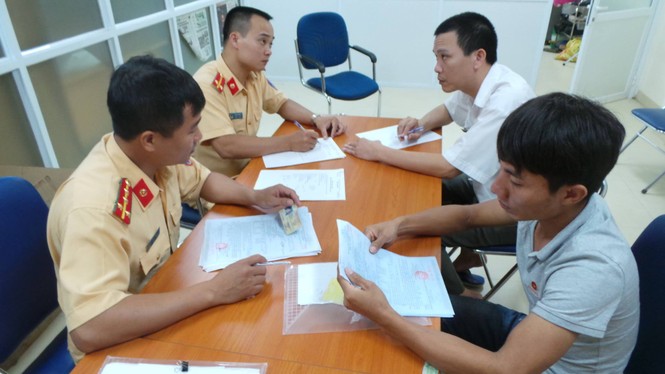 Tước GPLX tài xế xe tải đi ngược chiều trên cầu Nhật Tân - ảnh 1