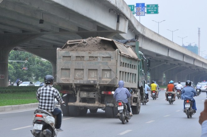 Xe “hổ vồ” nườm nượp vào phố khung giờ cấm ở Hà Nội - ảnh 4