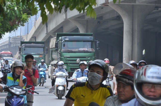 Xe “hổ vồ” nườm nượp vào phố khung giờ cấm ở Hà Nội - ảnh 1