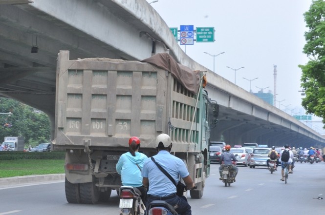 Xe “hổ vồ” nườm nượp vào phố khung giờ cấm ở Hà Nội - ảnh 2