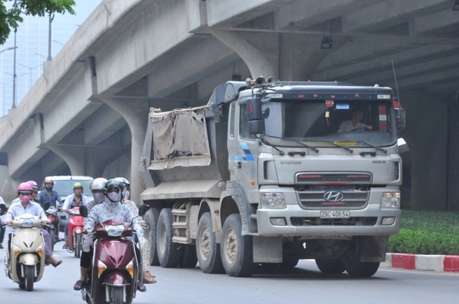 Xe “hổ vồ” nườm nượp vào phố khung giờ cấm ở Hà Nội - ảnh 3