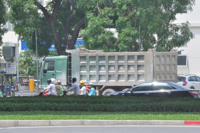 Xe “hổ vồ” nườm nượp vào phố khung giờ cấm ở Hà Nội - ảnh 6