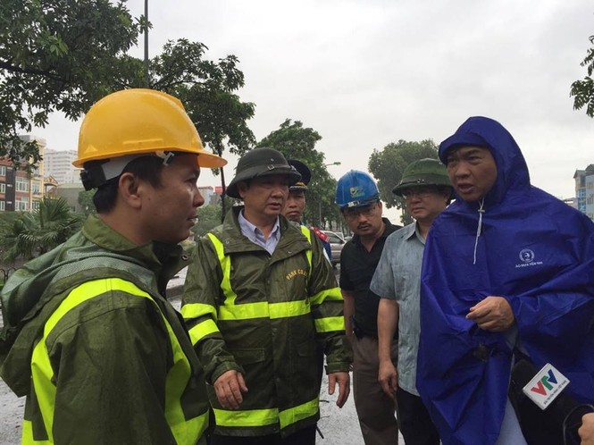 Phó Chủ tịch TP Hà Nội chỉ đạo khẩn trương khắc phục hậu quả mưa bão - ảnh 1
