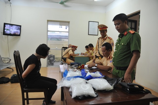 Vận chuyển 4,8kg ma túy đá trên xế hộp - ảnh 1