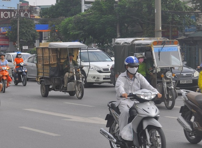 Xe ba bánh chở hàng cồng kềnh né tránh, vượt chốt CSGT - ảnh 4