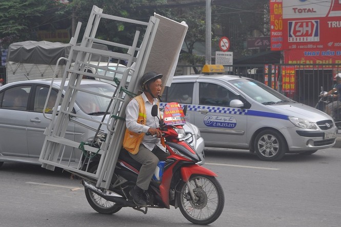 Xe ba bánh chở hàng cồng kềnh né tránh, vượt chốt CSGT - ảnh 5