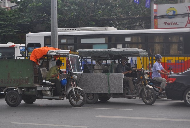 Xe ba bánh chở hàng cồng kềnh né tránh, vượt chốt CSGT - ảnh 6