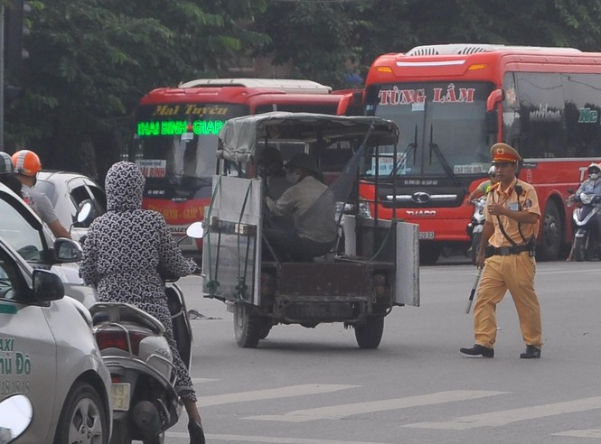 Xe ba bánh chở hàng cồng kềnh né tránh, vượt chốt CSGT - ảnh 7