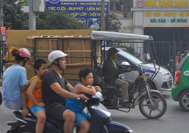 Xe ba bánh chở hàng cồng kềnh né tránh, vượt chốt CSGT - ảnh 8