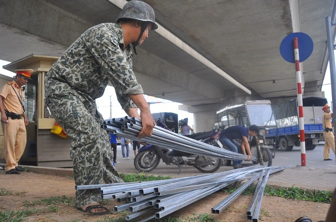 Xe ba bánh chở hàng cồng kềnh né tránh, vượt chốt CSGT - ảnh 3