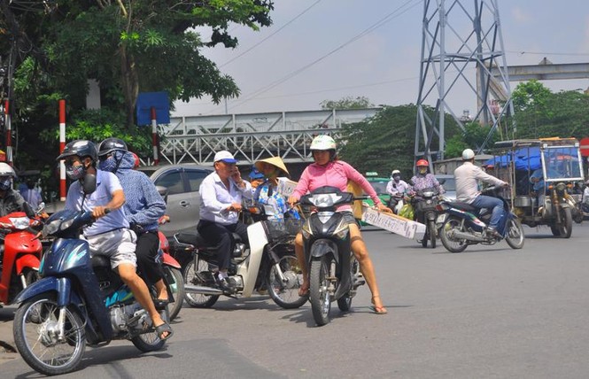 Xe ba gác, xe thô sơ chở hàng cồng kềnh “náo loạn” phố cổ - ảnh 1