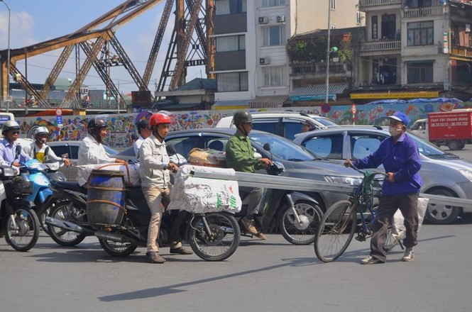 Xe ba gác, xe thô sơ chở hàng cồng kềnh “náo loạn” phố cổ - ảnh 3